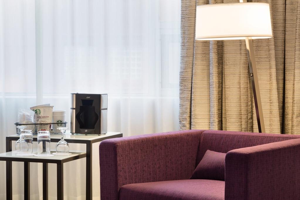 Coast Edmonton Plaza Hotel By Apa Oda fotoğraf
