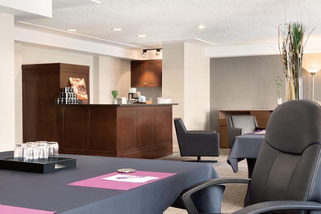 Coast Edmonton Plaza Hotel By Apa Restoran fotoğraf