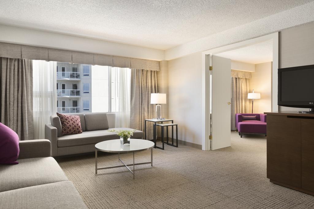 Coast Edmonton Plaza Hotel By Apa Dış mekan fotoğraf