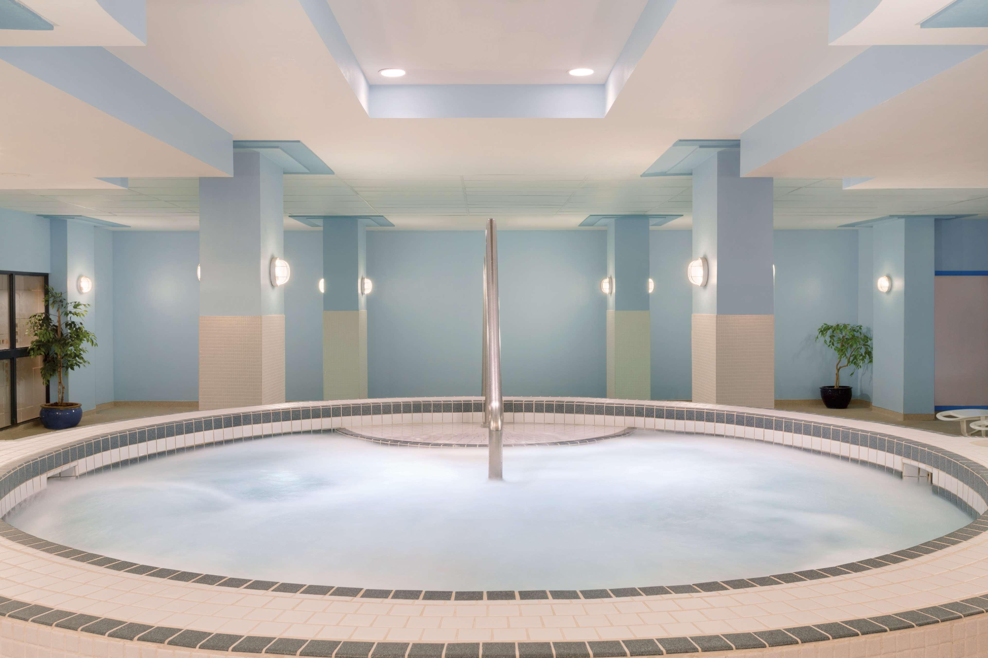 Coast Edmonton Plaza Hotel By Apa Dış mekan fotoğraf