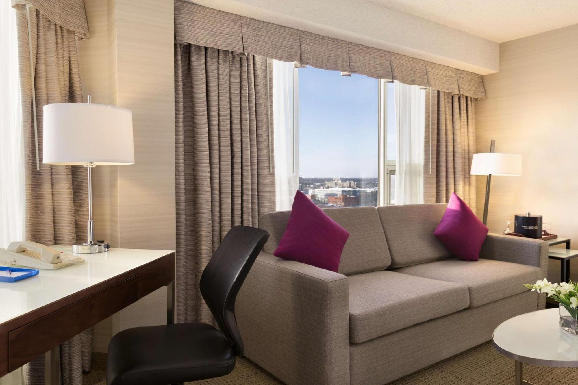 Coast Edmonton Plaza Hotel By Apa Dış mekan fotoğraf