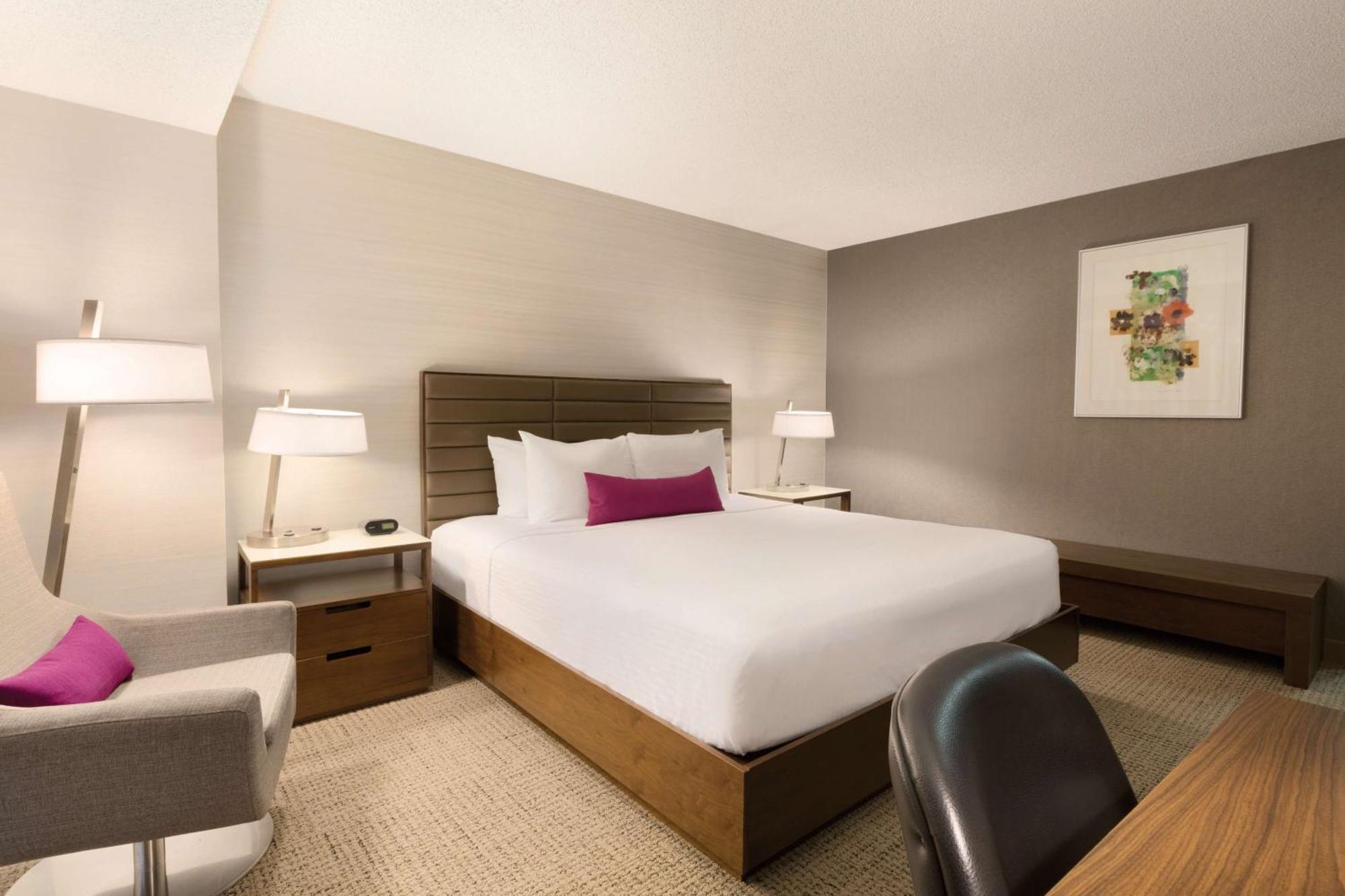 Coast Edmonton Plaza Hotel By Apa Dış mekan fotoğraf