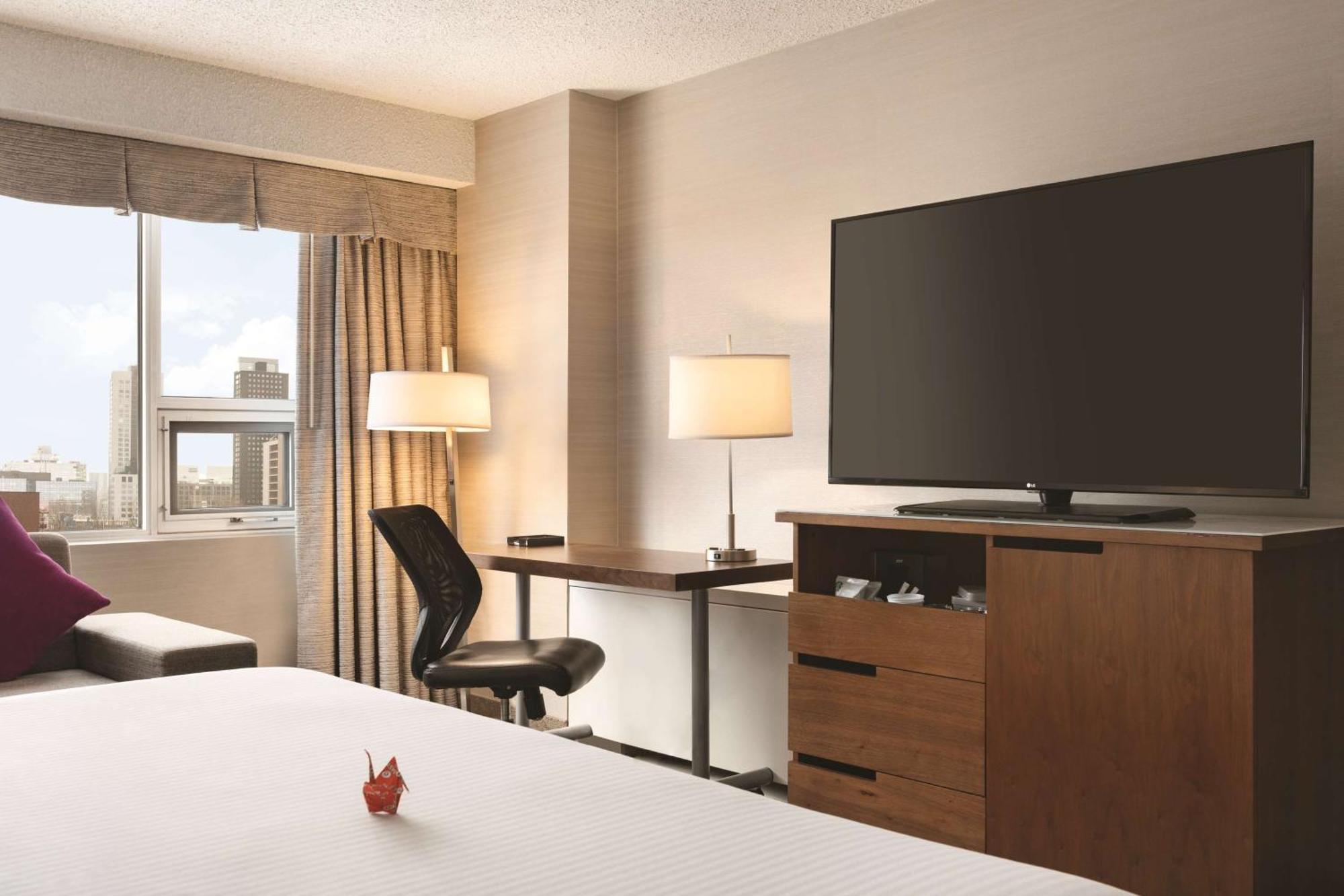 Coast Edmonton Plaza Hotel By Apa Dış mekan fotoğraf