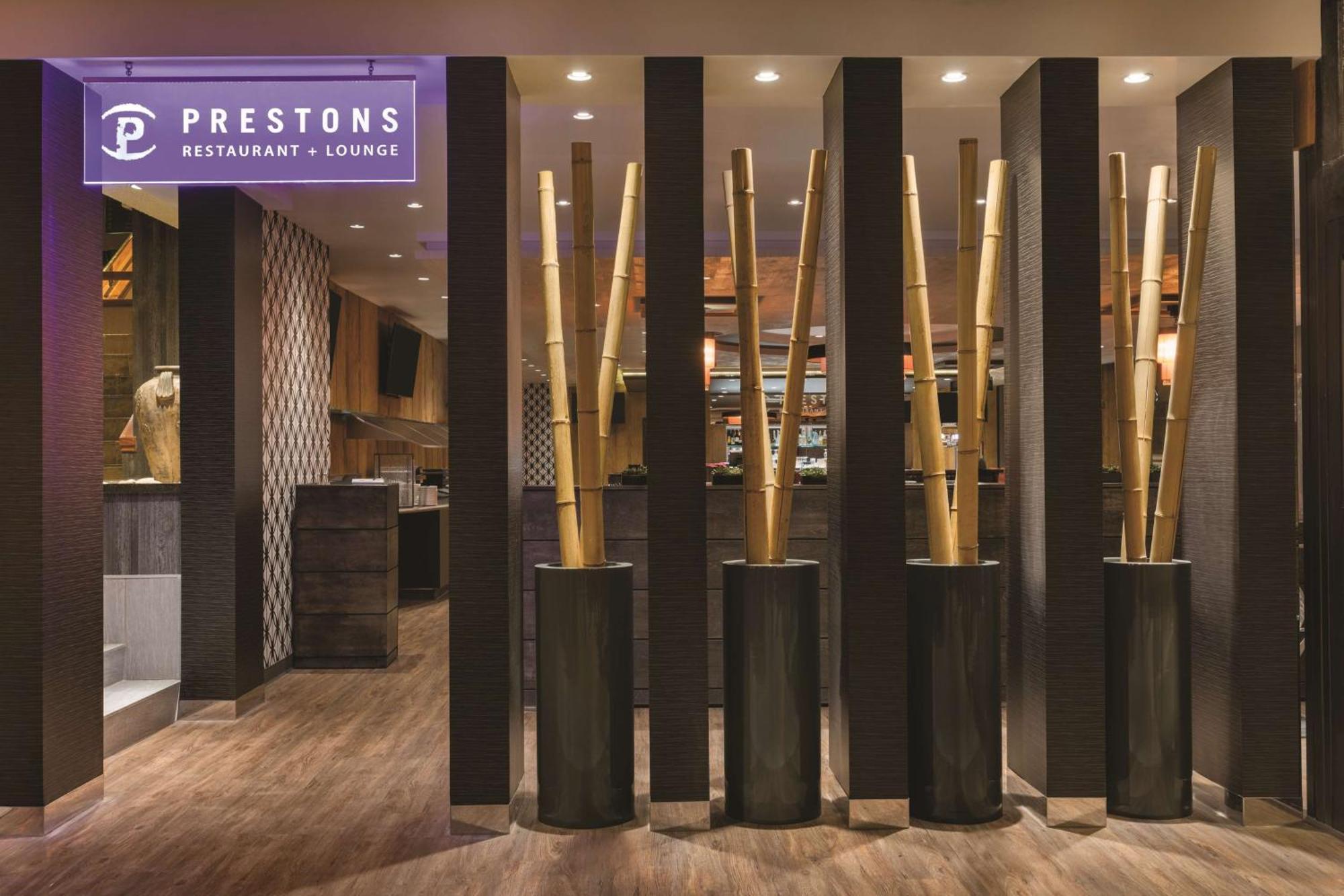 Coast Edmonton Plaza Hotel By Apa Dış mekan fotoğraf