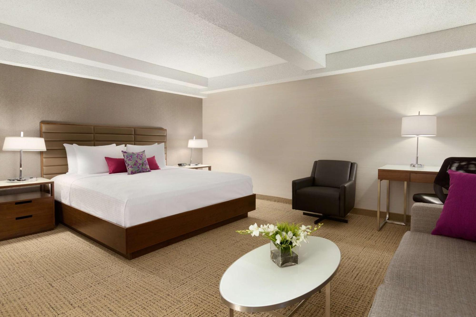 Coast Edmonton Plaza Hotel By Apa Dış mekan fotoğraf
