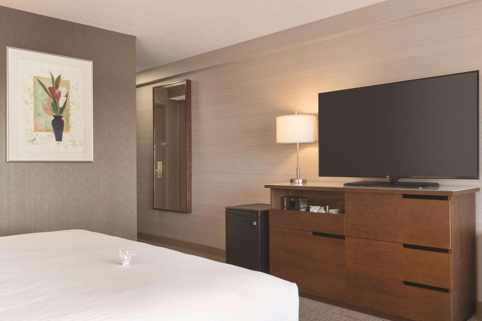 Coast Edmonton Plaza Hotel By Apa Dış mekan fotoğraf