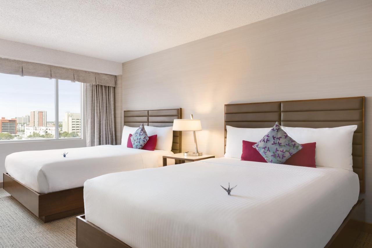 Coast Edmonton Plaza Hotel By Apa Dış mekan fotoğraf